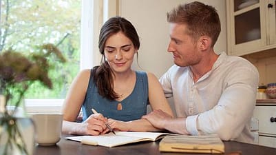 pareja empieza nueva vida con embarazo