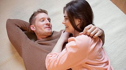 pareja tumbada sonriendo