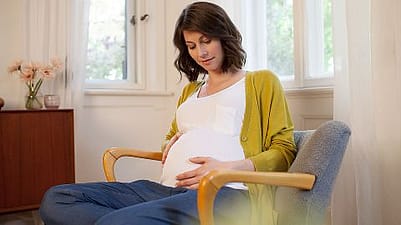 mujer embarazada tocandose la tripa sintiendo al bebe