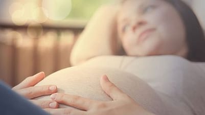 Schwangere Frau im liegen