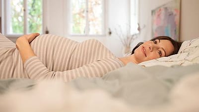 Schwangere Frau im liegen