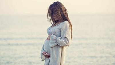 Frau hält ihren Bauch