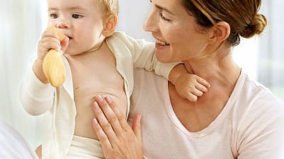 Baby mit Mutter