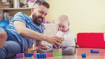 père joue avec son enfant