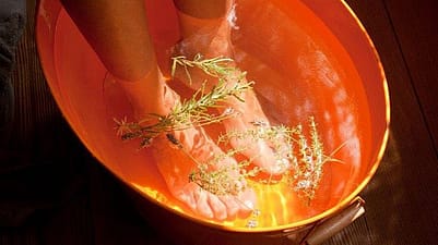 Lavaggio di piedi, tenendoli dentro una bacinella con acqua