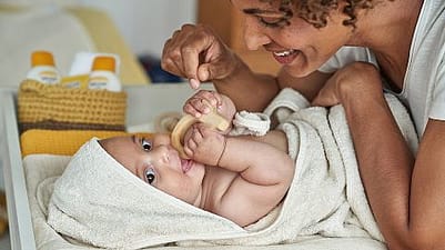 Une mère joue avec son bébé