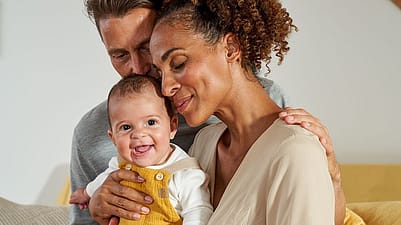 Des parents avec un bébé souriant