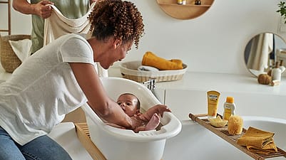 mamma och pappa badad bebis