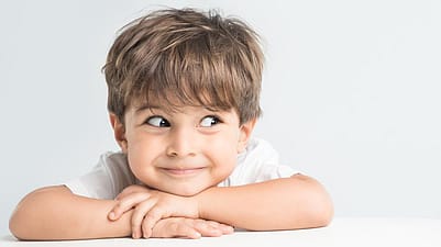 imagen de un niño posando