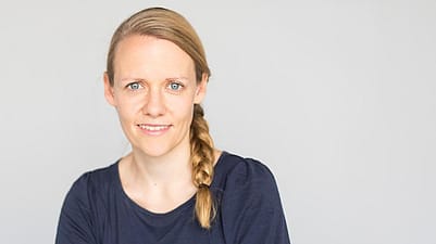 mujer rubia sonriendo