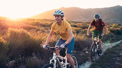hombres realizando deporte al aire libre