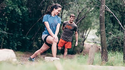 pareja haciendo deporte al aire libre