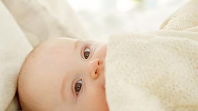 bebe tapado con una manta