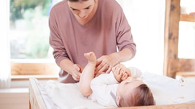 madre cambiando el pañal a su bebé