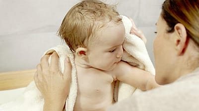 bébé qui joue dans son bain