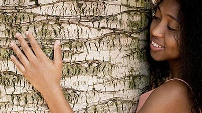 mujer abraza un arbol