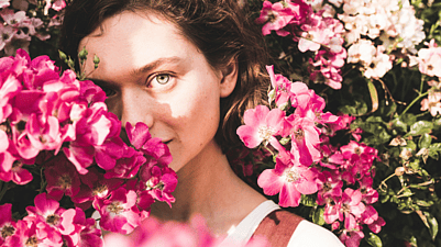 chica rodeada de rosas