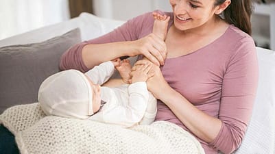 madre jugando con su bebé