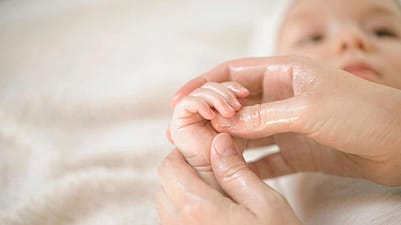 bebé recibiendo un masaje en la mano