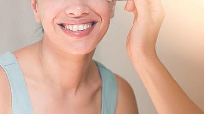 mujer maquillándose