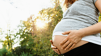 mujer embarazada palpandose la tripa para saber en que posicion esta el bebe