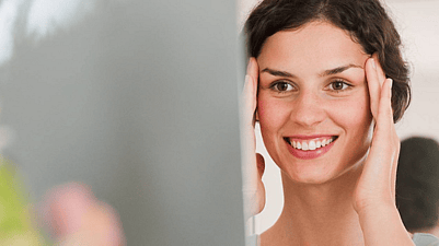 mujer mirándose en el espejo