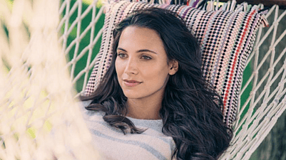 mujer tumbada en hamaca