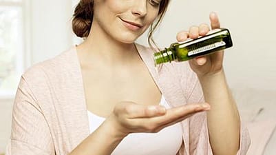application de l'huile de massage