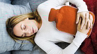 Femme avec bouillotte