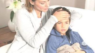 La mère s'occupe d'un enfant malade