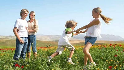 Familie spielt im Gras