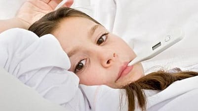 enfant malade avec thermomètre