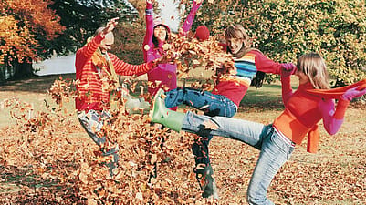 groupe de personne et feuilles en automne