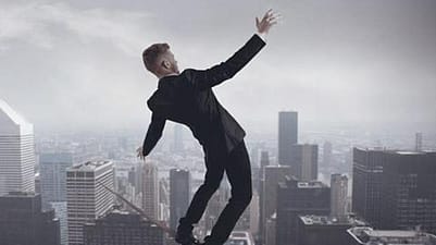 homme sur le toit d'une ville