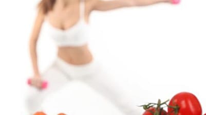 femme sportive et fruits et légumes