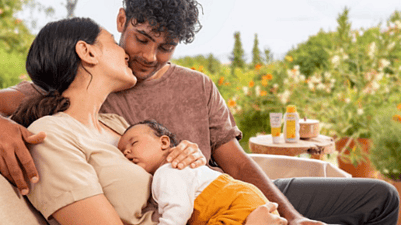 familia formada por un hombre y una mujer abrazando a un bebé