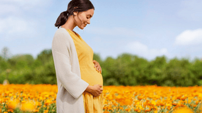 mujer embarazada en el campo
