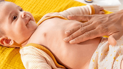 bebé recibiendo un masaje en la tripita
