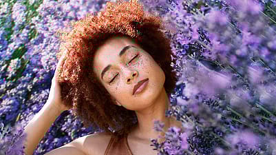 mujer con flores de lavanda
