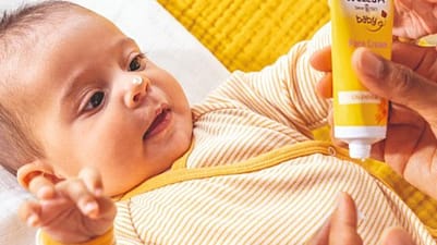 Bébé avec la crème au calendula de Weleda