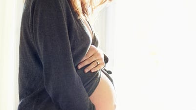 mujer embarazada dando un paseo en la naturaleza