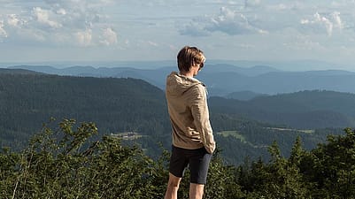 Mann genießt die Aussicht in den Bergen