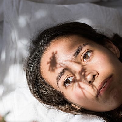 mujer tumbada en la cama