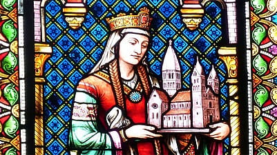 Glasfenster mit dem Portraet von Hildegard von Bingen