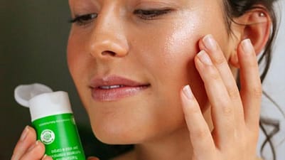 vrouw smeert Skin Food op haar gezicht