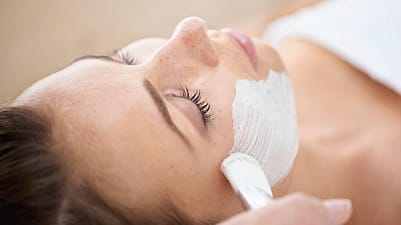 Vrouw krijgt schoonheidsbehandeling