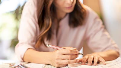 Frau am Schreibtisch