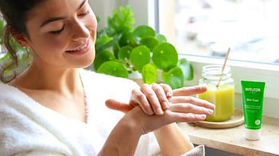 La donna creme le mani