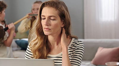 Frau reibt sich den Nacken