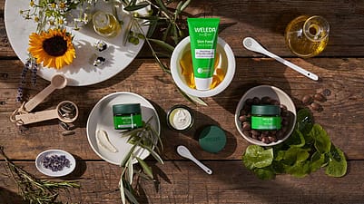 productos skin food de weleda sobre una mesa